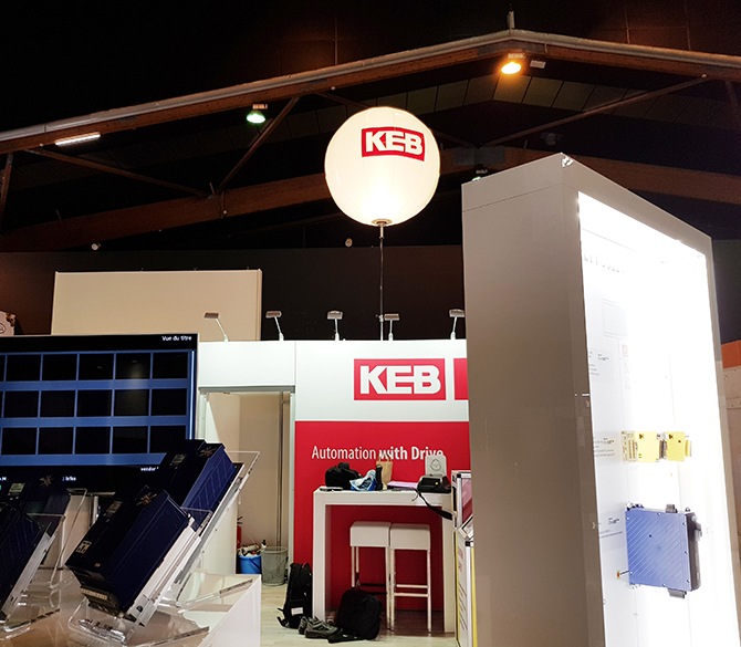 Un ballon éclairant lors d'un stand avec une soufflerie.