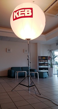Un ballon éclairant sur trépied réglable.