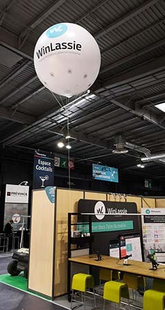 Ballon gonflable publicitaire en hélium dans un salon