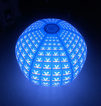 Un ballon à LED pour être plus visible.