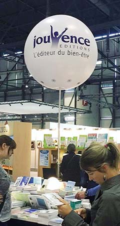 Un ballon mastair bleu au couleur de l'entreprise.