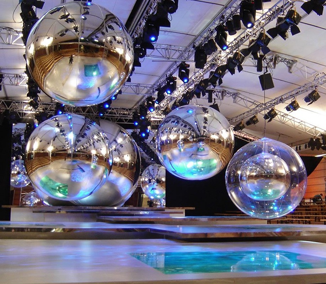 Un ballon avec effet miroir pour une mise en scéne.