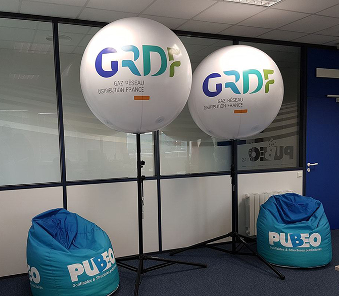 Deux ballons trépied pour une excellente communication.