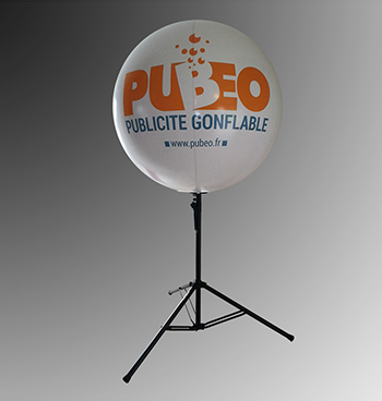 Un ballon trépied comme publicité.
